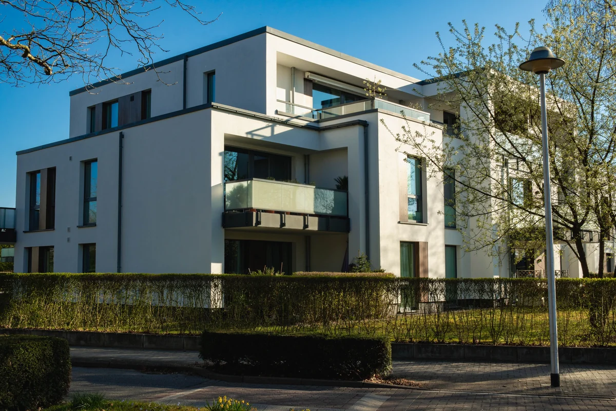 Neubau-Mehrfamilienhaus mit Balkonen