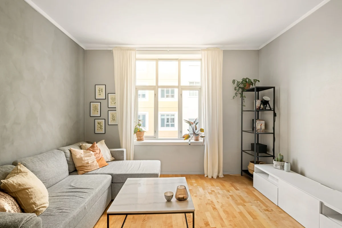 Helles Wohnzimmer einer Etagenwohnung