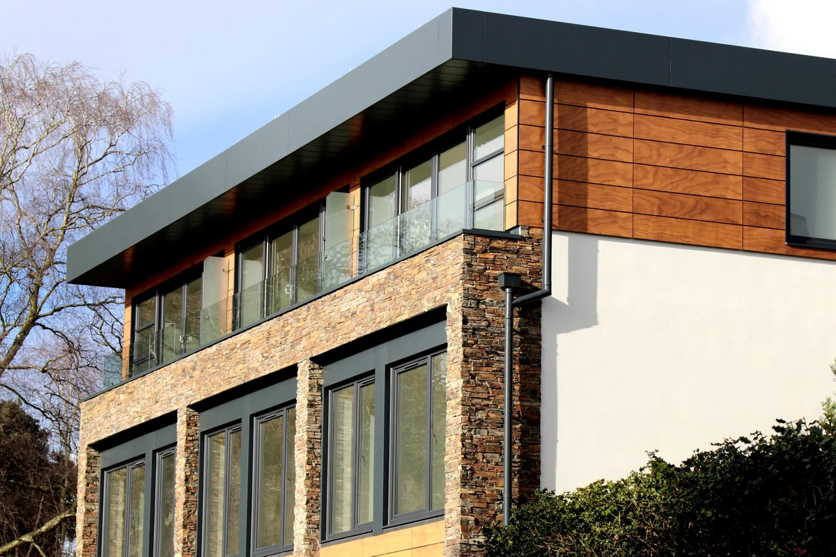 Modernes Haus mit Holz- und Steinfassade