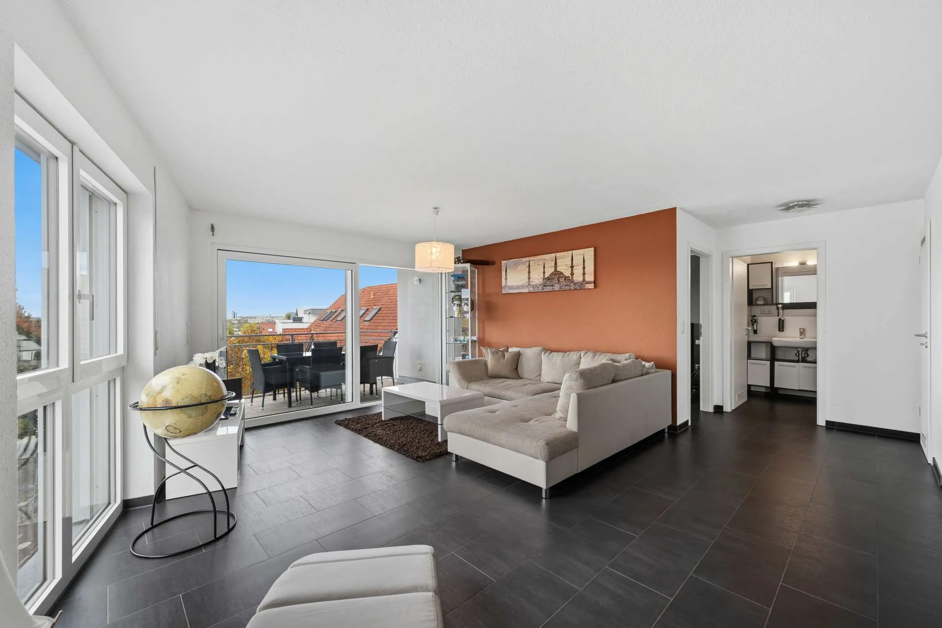Wohnzimmer und überdachter Balkon