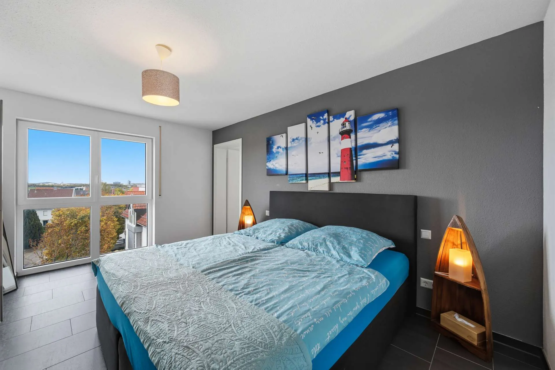 Schlafzimmer mit bodentiefem Fenster