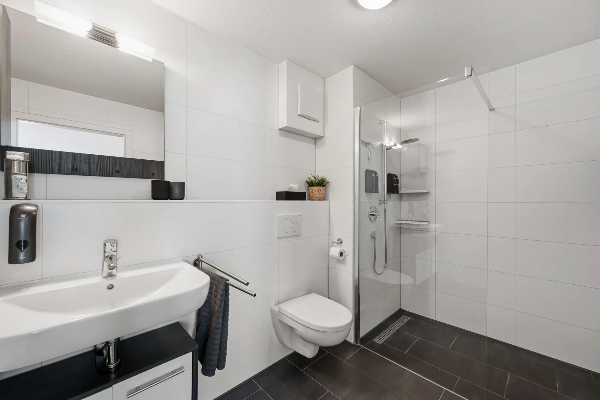 Badezimmer mit bodengleicher Dusche