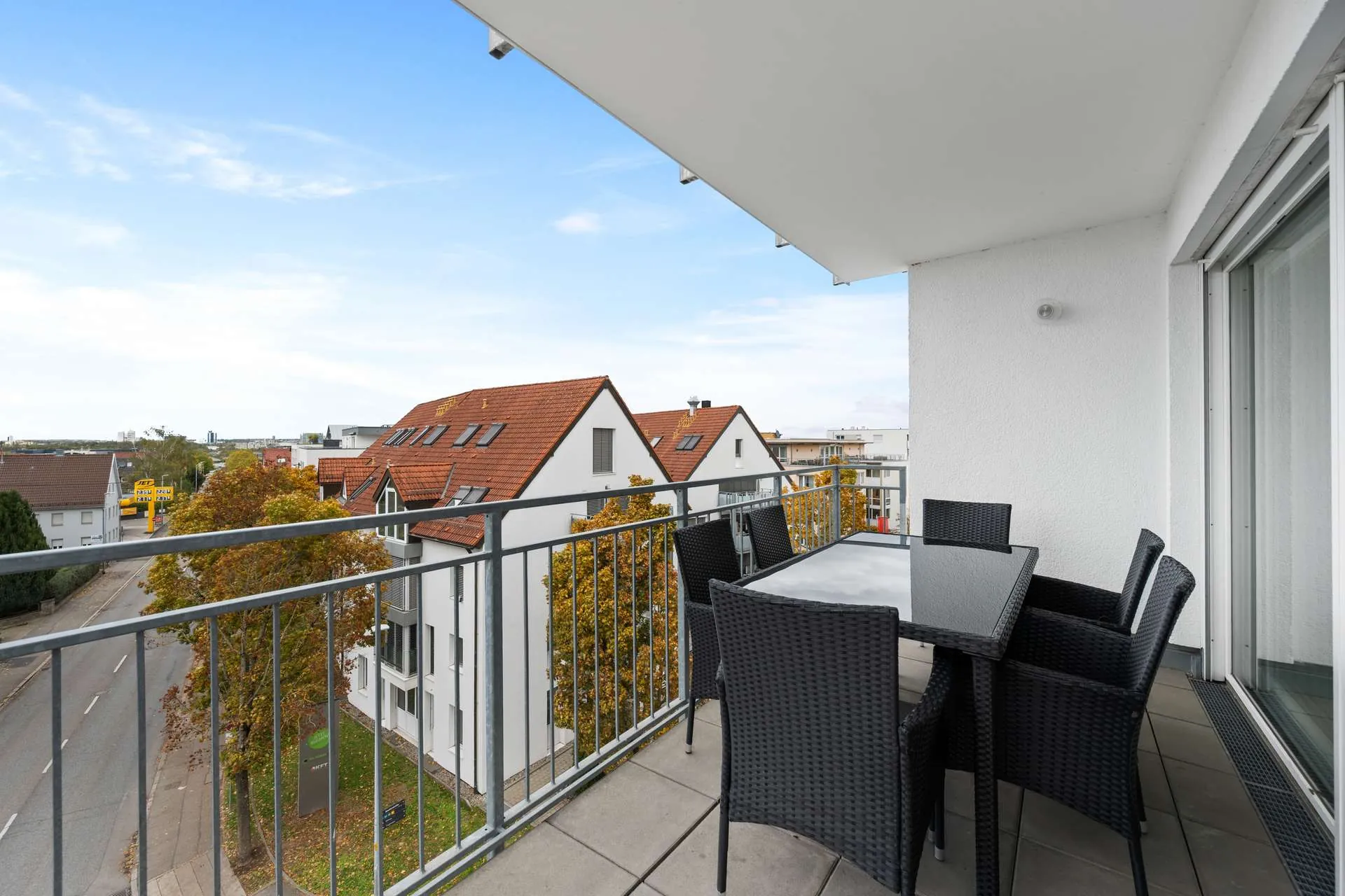 Überdachter Balkon mit Sitzgruppe
